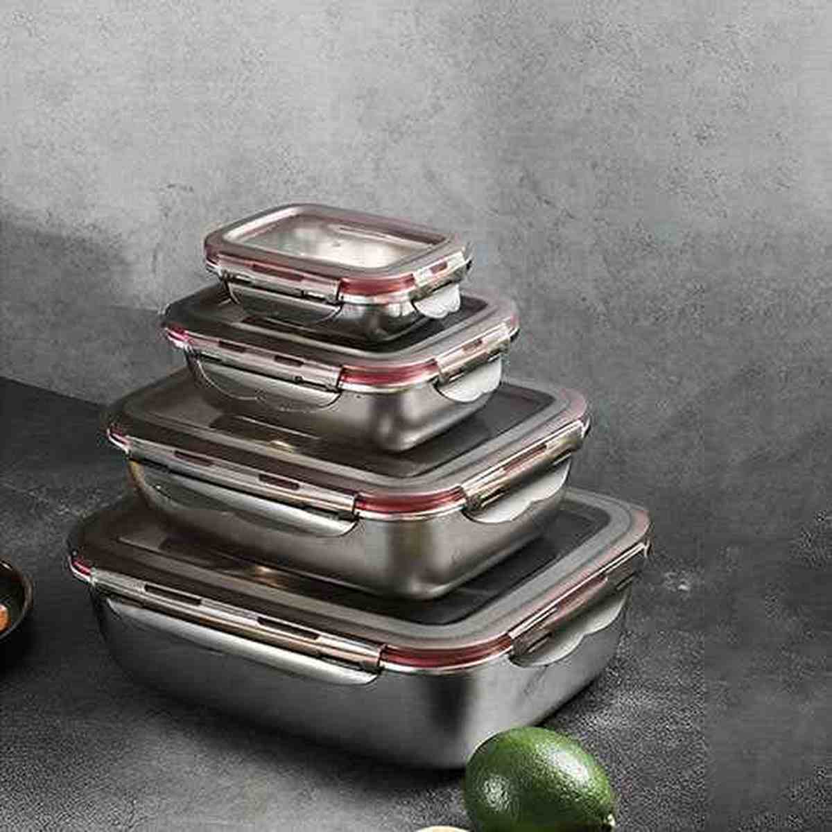 Ensemble de boîtes à lunch empilables en acier inoxydable avec couvercles hermétiques, montrant le design compact et modulable
