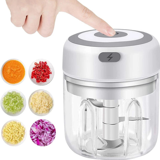 1Démonstration du hachage d'ail et de piments avec le mini hachoir électrique portable.