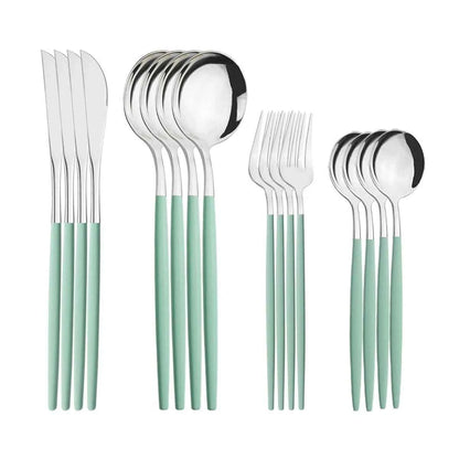 Vue d'ensemble des couverts vert menthe et argent : un couteau, une cuillère à soupe, une fourchette et une petite cuillère en acier inoxydable sur fond blanc.