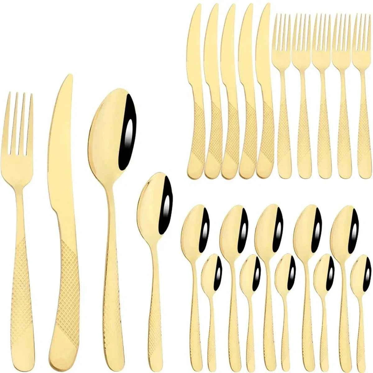Lot complet de 24 couverts en acier inoxydable doré : service de table brillant avec couteaux, fourchettes et cuillères au design luxueux sur fond blanc