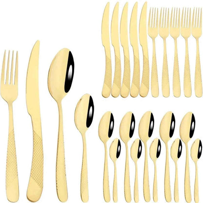 Lot complet de 24 couverts en acier inoxydable doré : service de table brillant avec couteaux, fourchettes et cuillères au design luxueux sur fond blanc