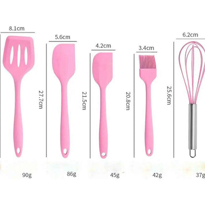 Dimensions et poids du set pâtisserie rose : spatule à fentes (27,7cm, 90g), maryse (21,5cm, 86g), petite spatule (20,8cm), pinceau (21cm) et fouet (25,6cm)