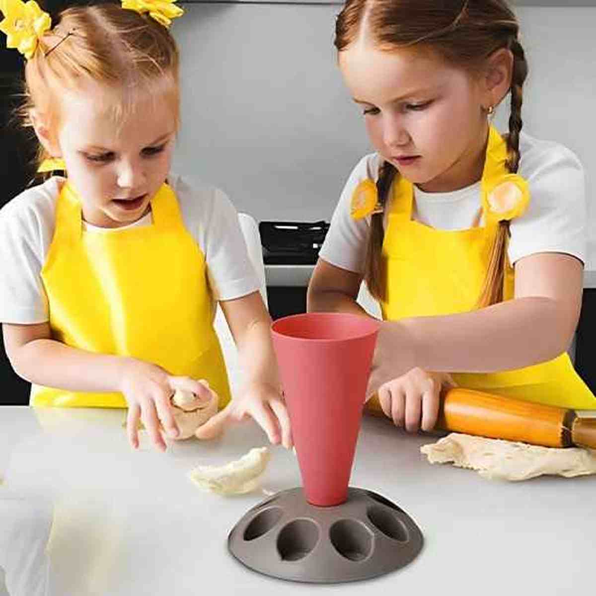 Enfants utilisant la poche à douille professionnelle PâtissiPro sur un support dédié, illustrant la facilité d'utilisation et le partage en cuisine.