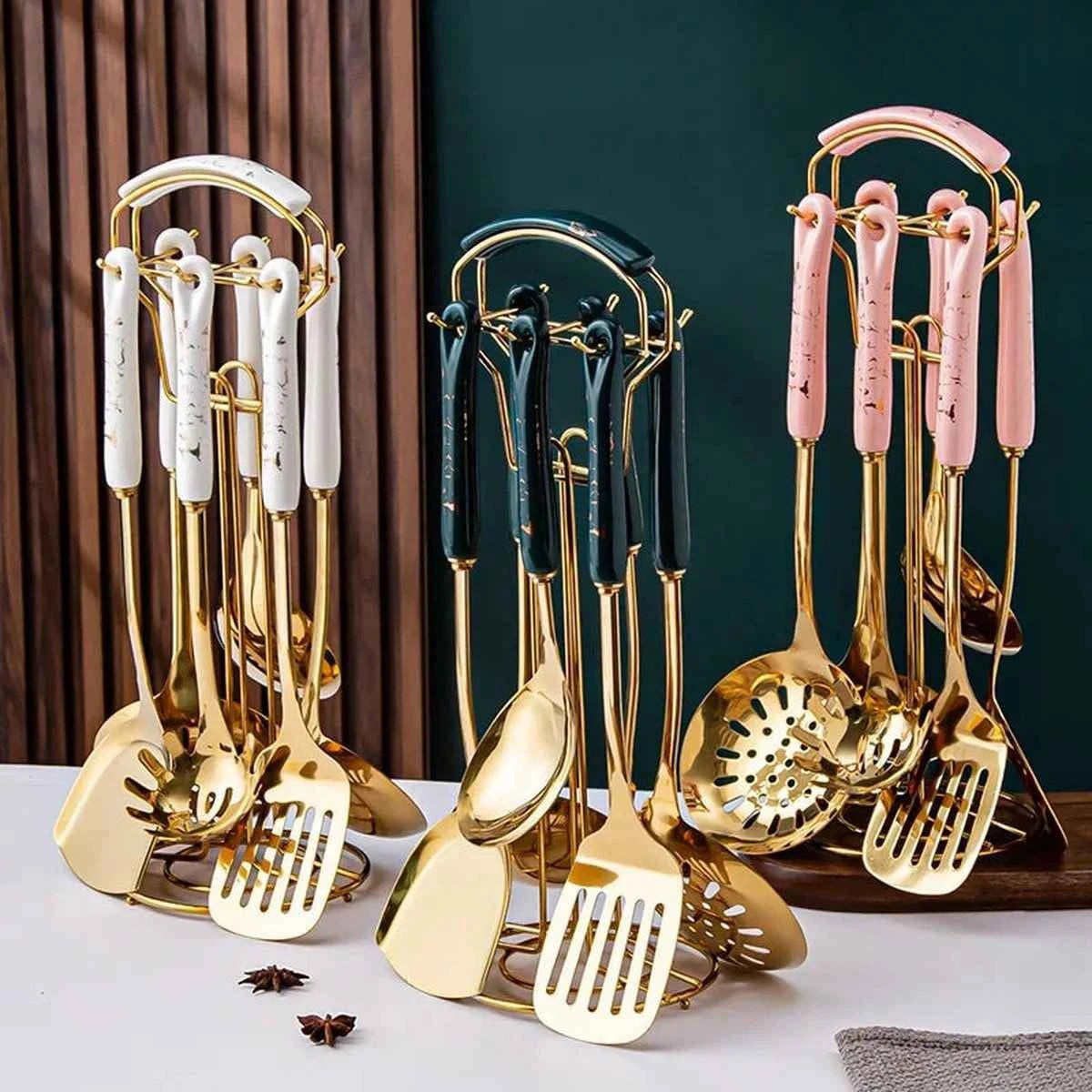 Set de 7 ustensiles de cuisine scandinaves blanc et or avec support rotatif, manches en céramique blanche et acier inoxydable.