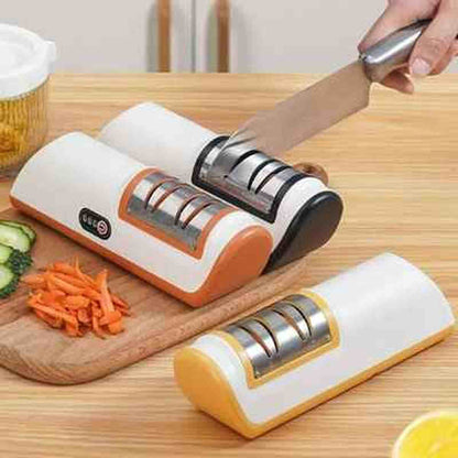 Comparaison des modèles d'aiguiseurs électriques UltraSharp en blanc et orange, montrant la prise en main facile pour affûter un couteau professionnel.