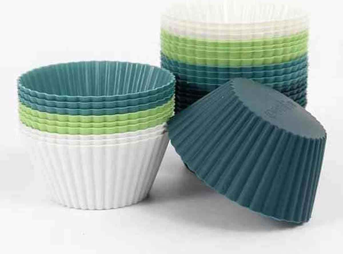 Lot de moules à muffins individuels en silicone flexible PâtissiPro, empilables et antiadhésifs, coloris blanc et nuances de vert.