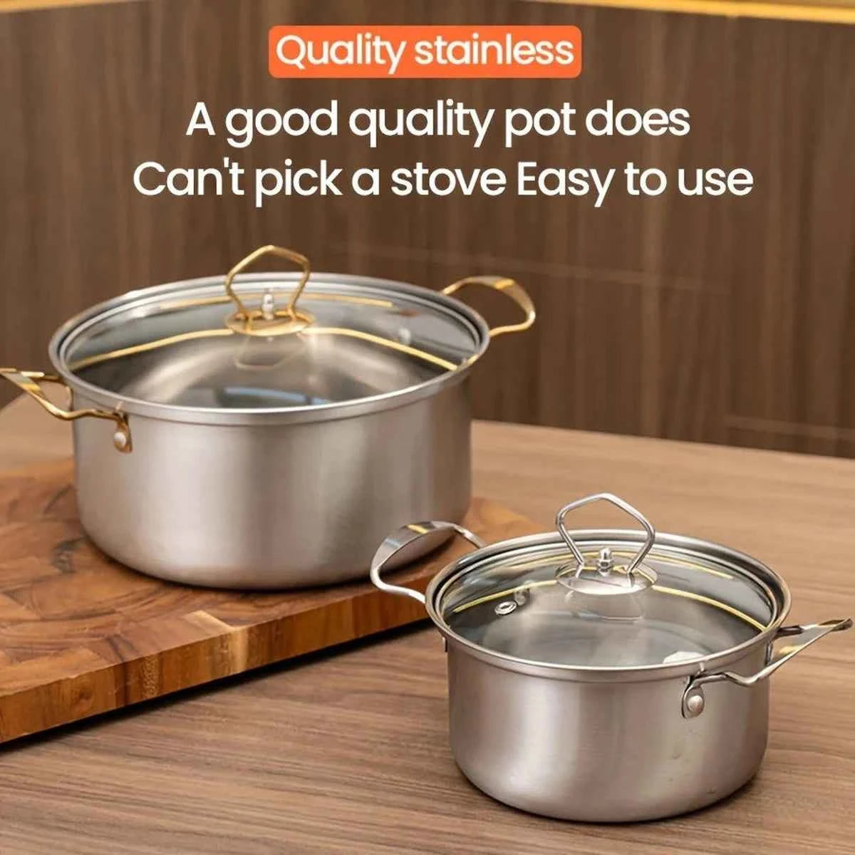 Comparaison d'une petite casserole inox argentée et d'une grande casserole inox avec poignées dorées, toutes deux avec couvercles en verre.