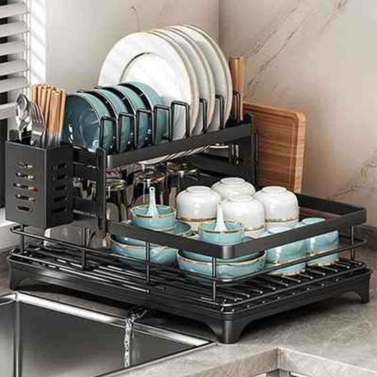 Détail de l'égouttoir à vaisselle Compact Kitchen montrant le panier à couverts amovible et le niveau inférieur pour les bols et tasses.