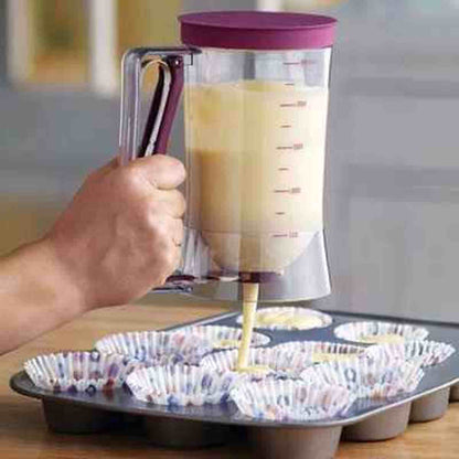 Gros plan d'un entonnoir à piston transparent avec graduations de mesure, remplissant proprement des caissettes à muffins dans un moule à pâtisserie.