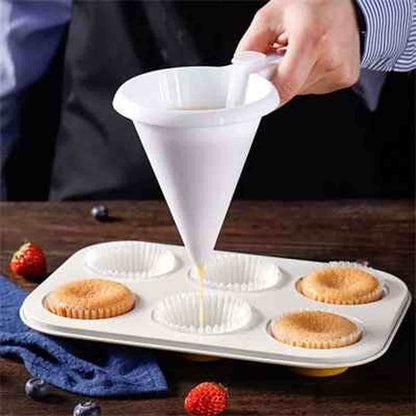 Utilisation de l'entonnoir à piston pour verser proprement la pâte dans des moules à muffins sans faire de taches.