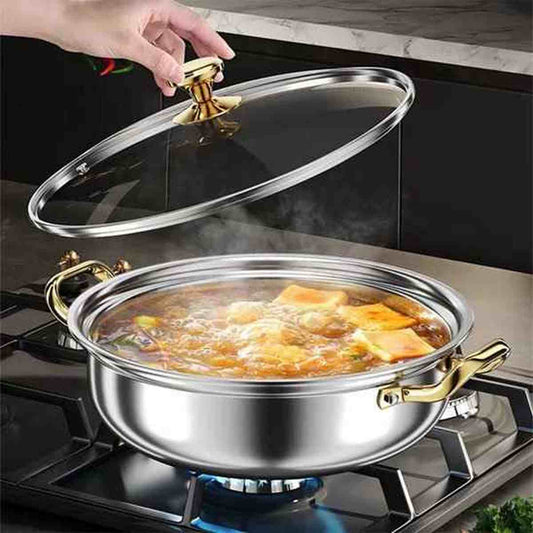 Faitout en fonte émaillée sur une plaque de cuisson à gaz avec couvercle en verre soulevé laissant échapper de la vapeur d'un ragoût mijoté.