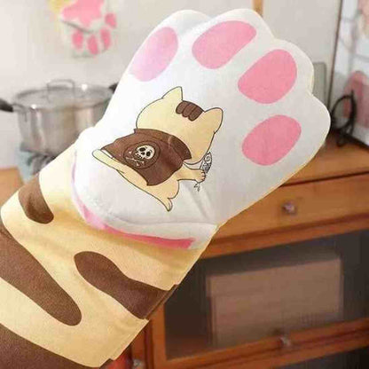 Détail d'un gant de cuisine beige avec un motif de patte de chat rose et une illustration de chat cuisinier, alliant style et protection thermique