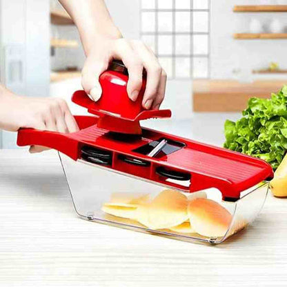 Mandoline de cuisine rouge polyvalente avec poussoir de sécurité pour trancher des légumes avec précision.