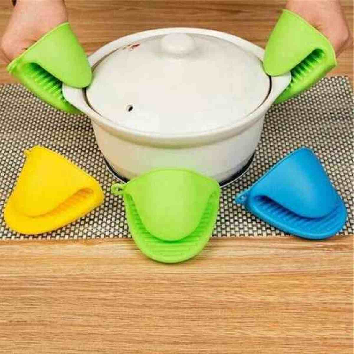 Ensemble de mini gants de cuisine en silicone de différentes couleurs (vert, bleu, jaune) utilisés pour soulever une cocotte chaude en toute sécurité.