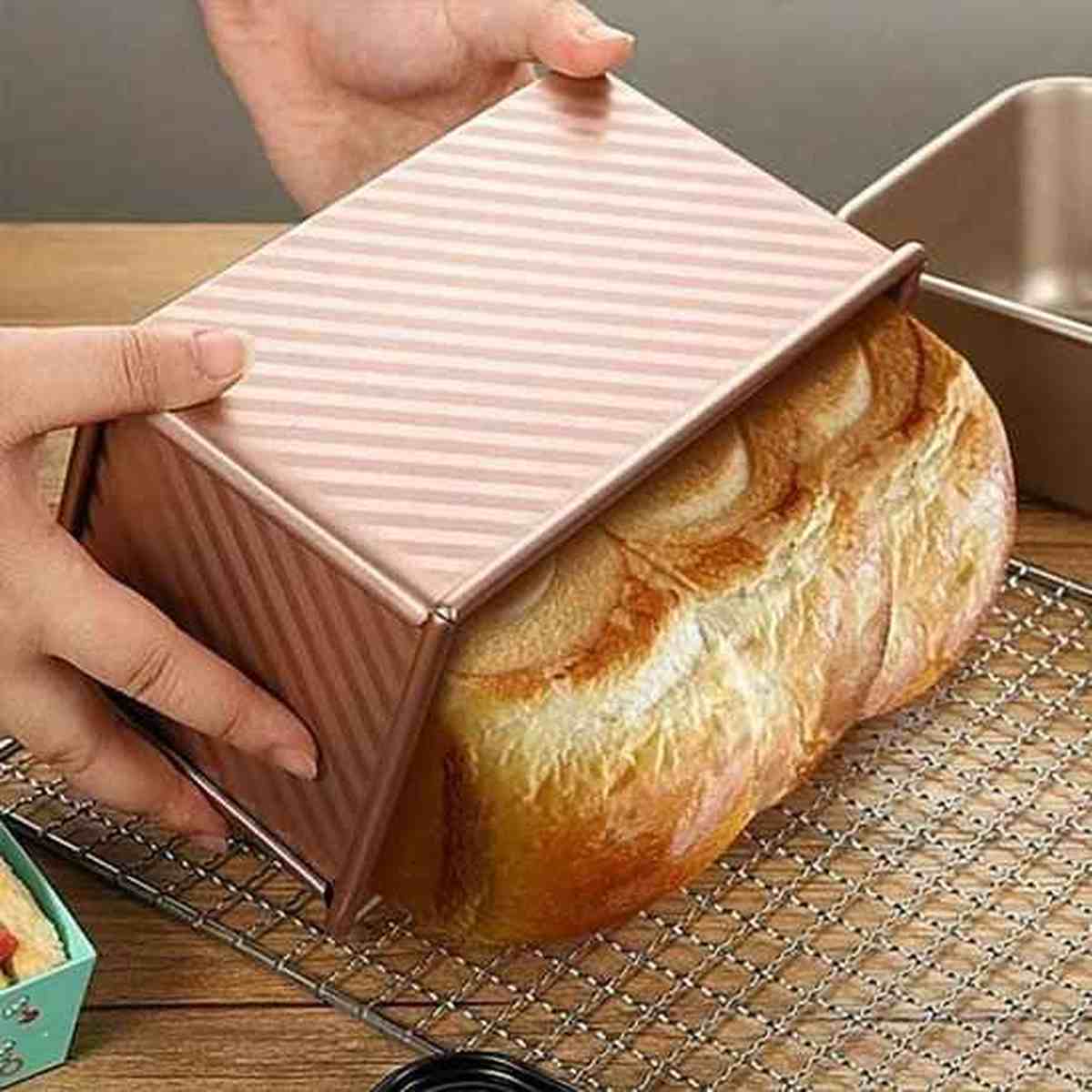 Moule à pain de mie PâtissiPro en acier au carbone avec revêtement antiadhésif bronze, incluant un couvercle hermétique pour une cuisson uniforme.