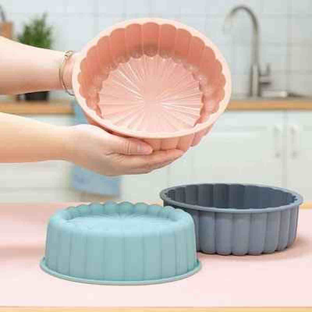 Ensemble de moules à gâteaux ronds en silicone FlexiPâtissier aux bords cannelés, disponibles en rose, bleu et gris pour des créations élégantes.