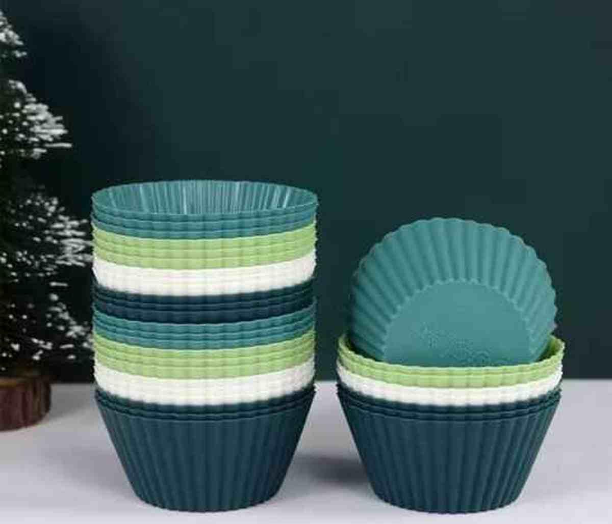 Lot de caissettes à muffins en silicone PâtissiPro en nuances de vert et blanc, moules individuels flexibles et antiadhésifs pour une cuisson homogène.