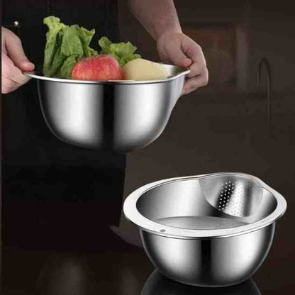 Mains tenant une passoire en acier inoxydable remplie de salade, pommes et pommes de terre, montrant son design ergonomique.