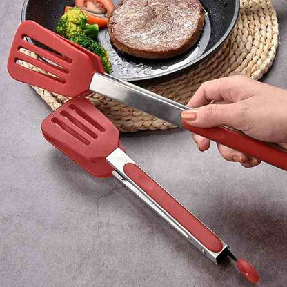 Utilisation d'une pince de cuisine en silicone rouge type spatule pour retourner un steak haché dans une poêle, idéale pour les surfaces antiadhésives.