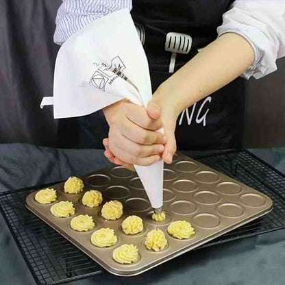 Utilisation de la poche à douille Pâtissier Pro pour pocher des petits biscuits avec précision sur une plaque de cuisson, démontrant un contrôle optimal.