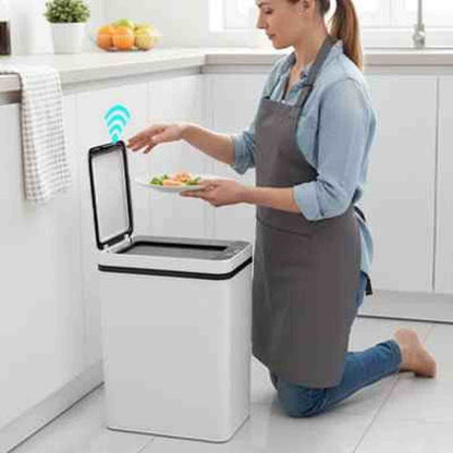 Femme utilisant le capteur de mouvement de la poubelle automatique 50L pour jeter des aliments sans contact manuel.