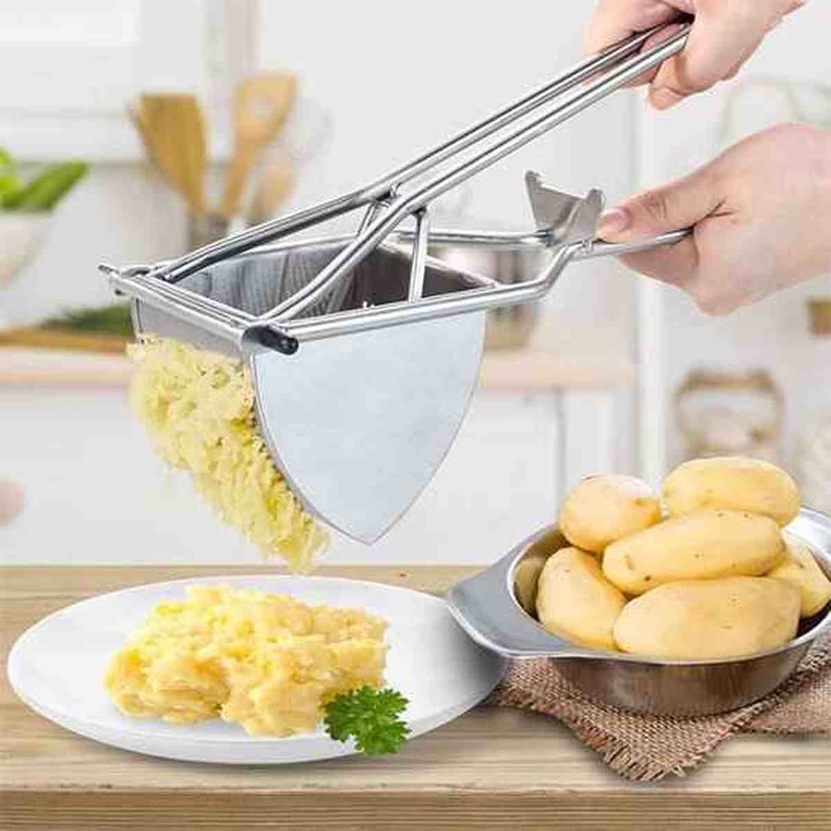 Presse-purée professionnel en acier inoxydable brillant avec un bol de purée onctueuse, soulignant sa durabilité et sa facilité d'entretien.