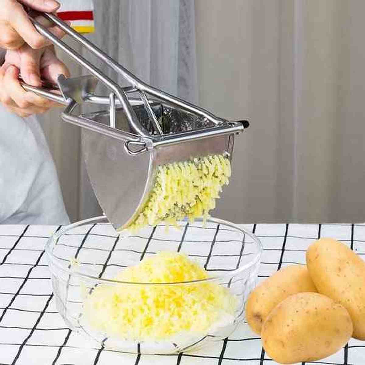 Presse-purée professionnel en acier inoxydable extrudant des pommes de terre pour une texture fine et onctueuse, qualité restaurant