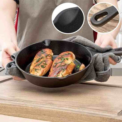 Poêle en fonte tenue avec un torchon contenant deux blancs de poulet grillés, avec des zooms sur le grain de la fonte et le manche ergonomique
