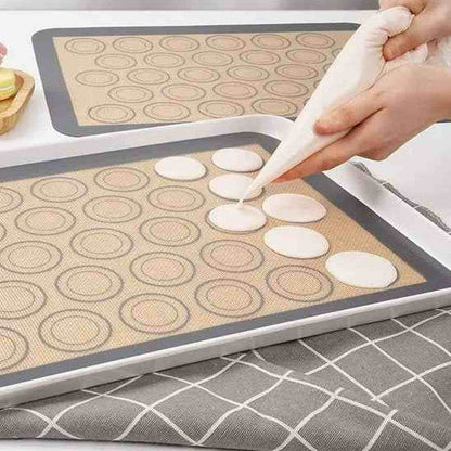 Utilisation du tapis de cuisson PâtissiPro pour le dressage de coques de macarons parfaites avec une poche à douille, garantissant une taille uniforme.